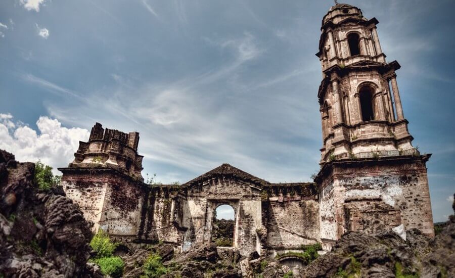Iglesia sepultada por la furia del Volcan de Paricutìn - Michoacan y Su  Gente